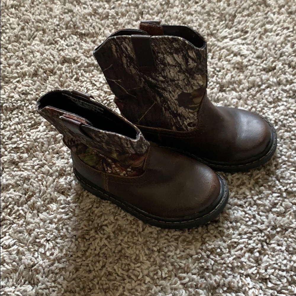 Boys camo boots size 7